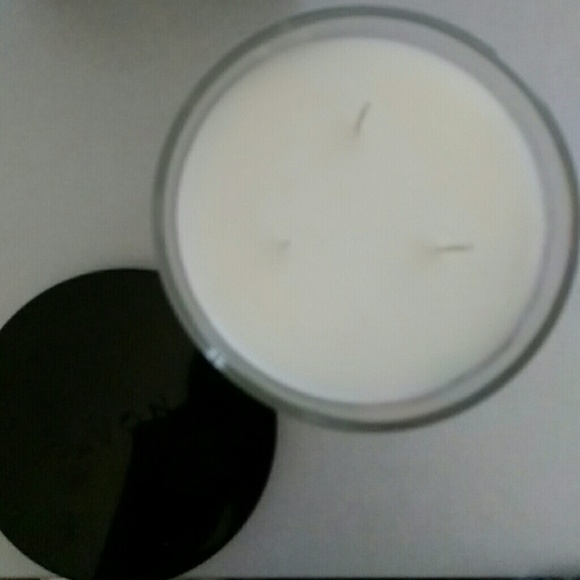 Avon 3 wick candle NIB - Picture 2 of 2